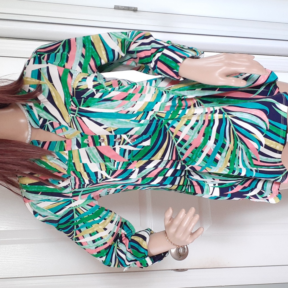 Cocomo M Abstract Island Resort Pleated 1/2 Button Front Tab Sleeves Tunic